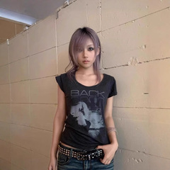 アメリカのレトロな肩の短いtシャツの女性の夏の新型の亜文化のパンクの大きい襟元の半袖y 2kの百合の上着