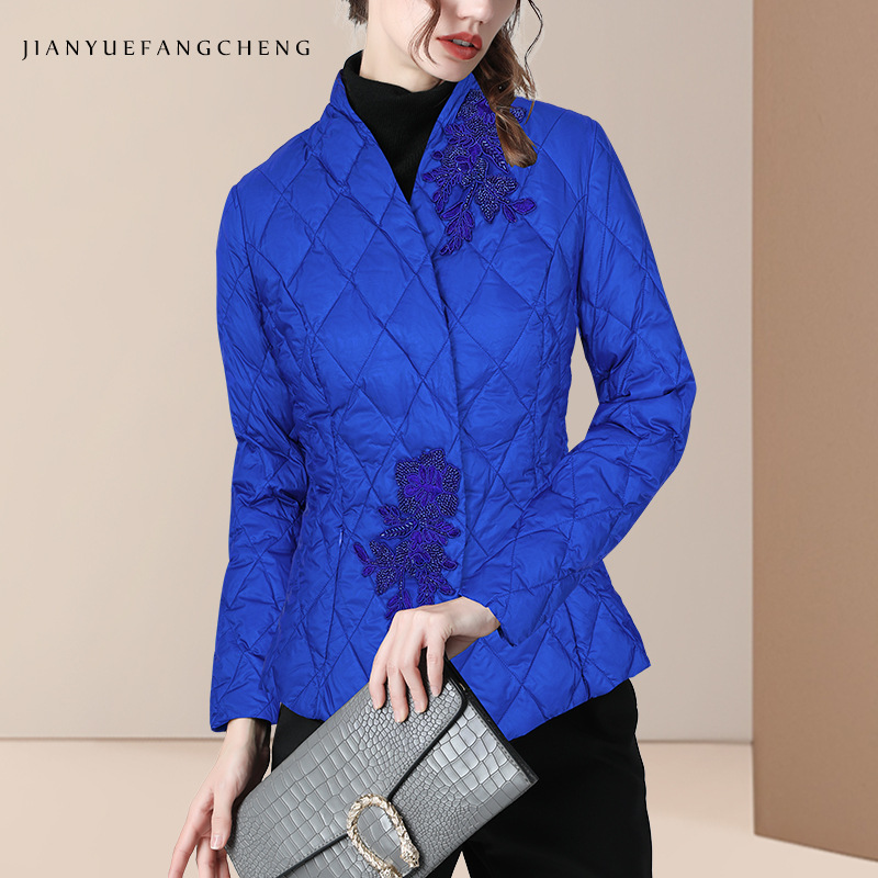 可2025秋冬蓝色刺绣白鸭绒羽绒服外套女收腰轻薄款保暖羽绒衣
