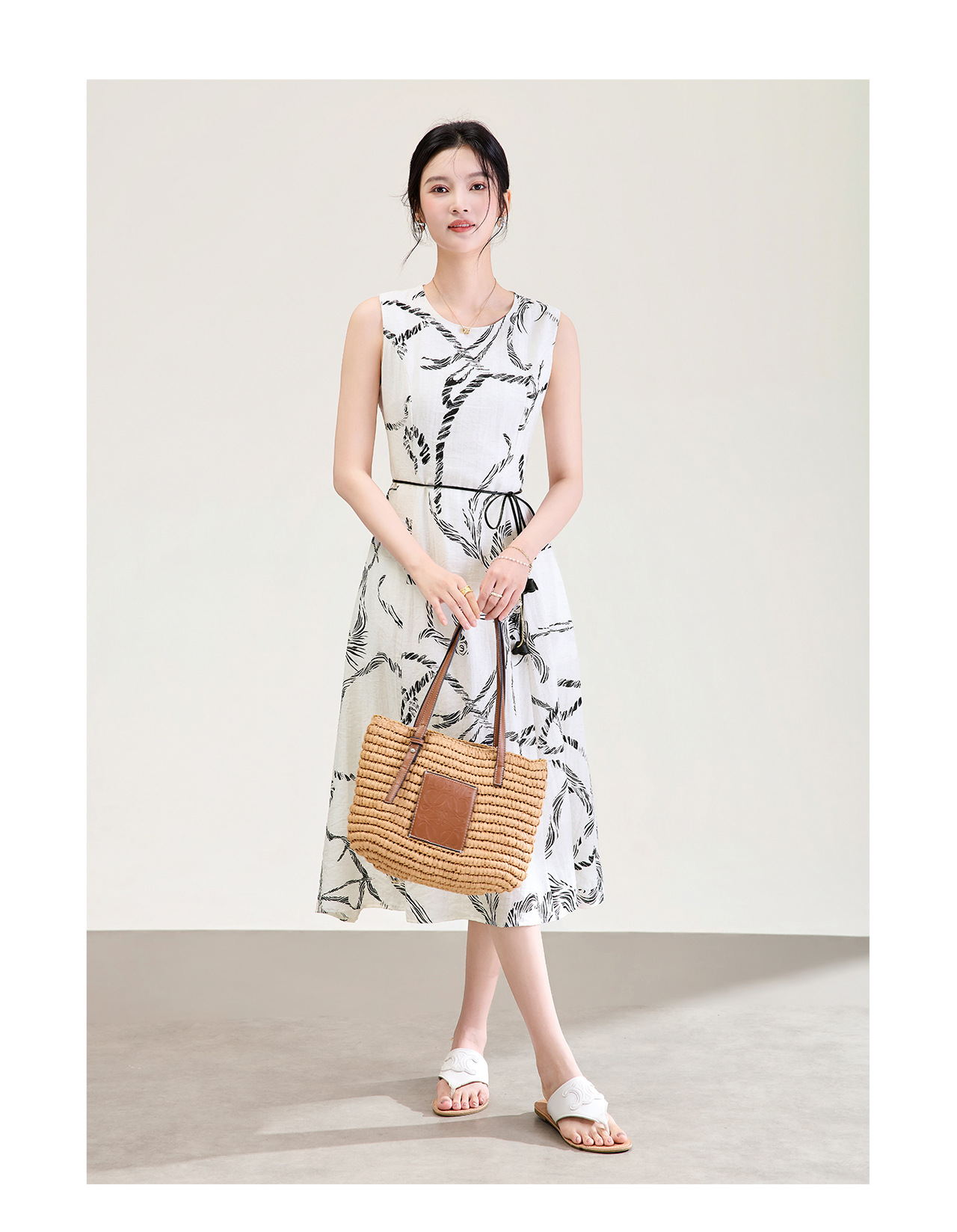 Đầm maxi nữ thắt eo cổ tròn không tay họa tiết in hoa phong cách nghỉ dưỡng — Đen trắng chi tiết 12