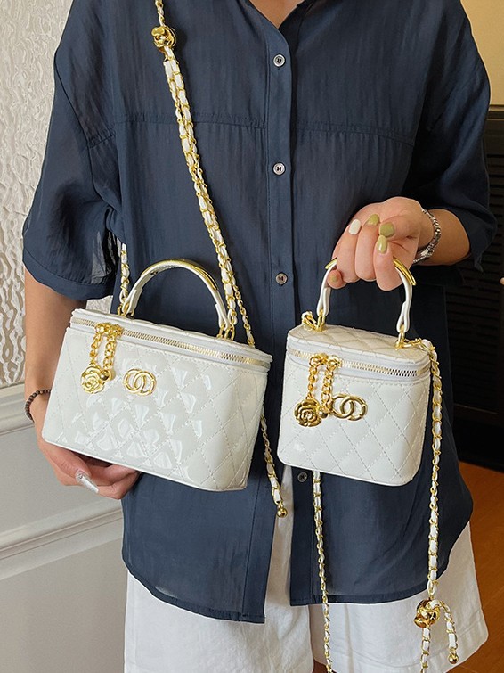 Bolso de mujer caja de mano de verano bolso pequeño 2026 nuevo estilo de alto nivel sensación pequeña fragancia estilo diamante cadena mochila