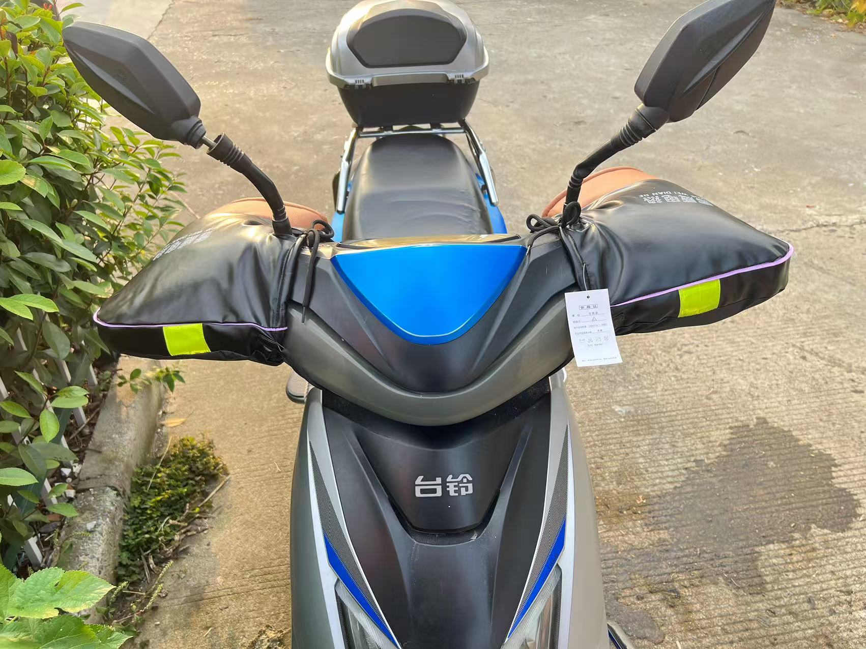 Universal electric heated handlebar covers for electric scooters and mopeds, winter electric heated handgrip covers 48V 60V 72V