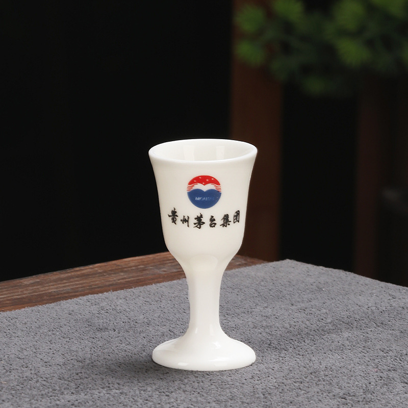 陶磁器の高足杯の白酒の一口の強い杯の青磁のロゴの花の面は贈り物のホテルの酒器の日用品を印刷します。|undefined