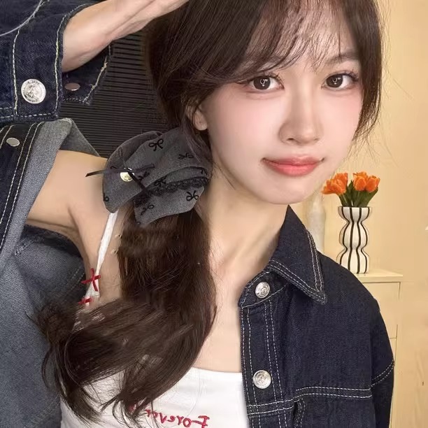 Liu Yifei con el mismo color gris anillo de cabello de intestino grueso de alta resistencia cuerda de cabello de pelo de bola correa de cabello