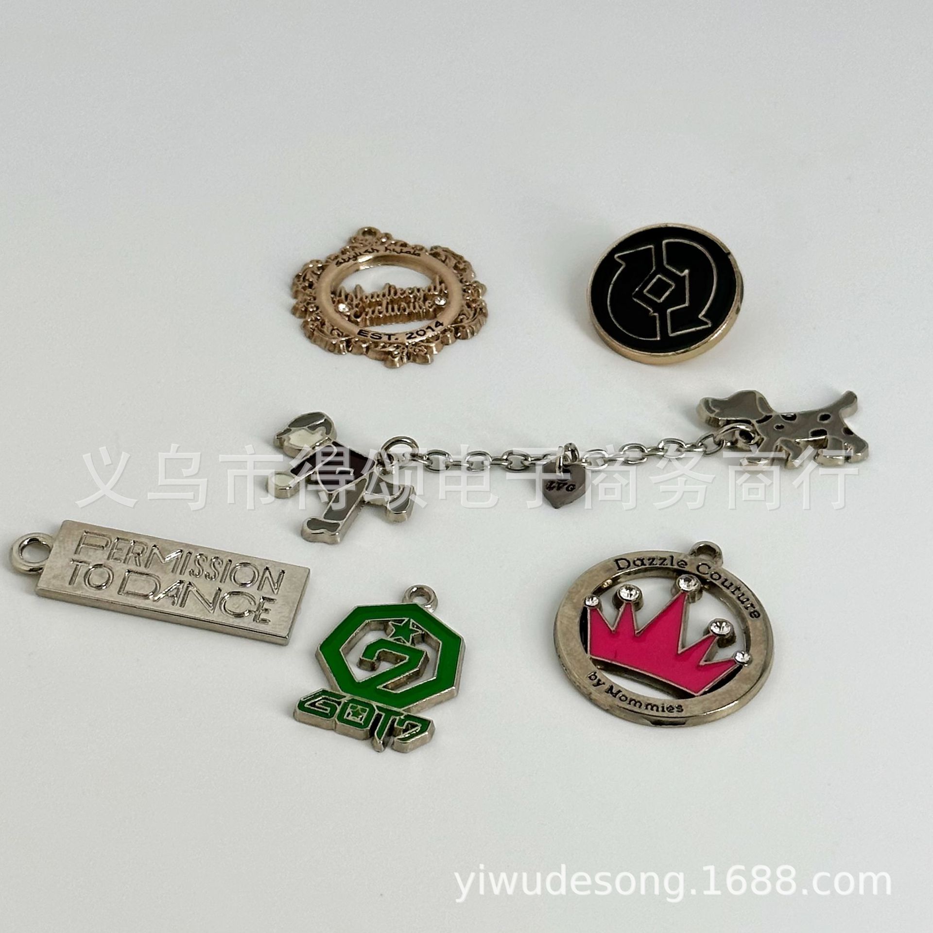 大衣铁牌 跨境衣服标牌 标牌金属字母领标带链条标牌空白标牌金属