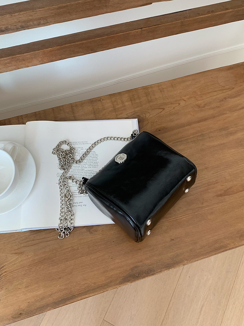 Mini bolso de cadena plateado pequeño bolso cuadrado femenino 2025 nueva textura diseño de nicho mini bolso de mensajero de un solo hombro marea