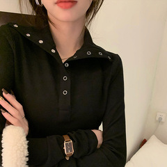 春と秋の薄いギャルは襟をひっくり返して身を修める鉄のボタンのねじの中で底のシャツの長袖の外で上着の女性のtシャツを着ます。
