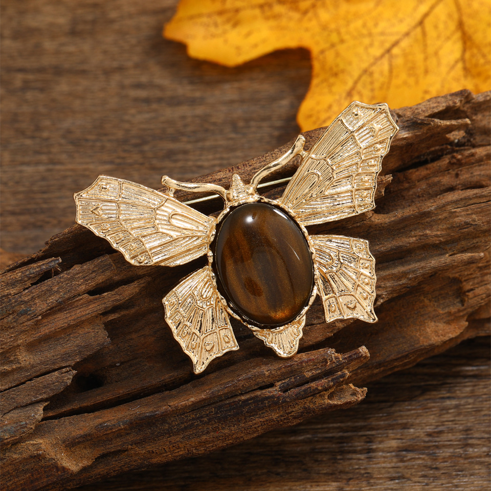 Creative fashionable retro brooch