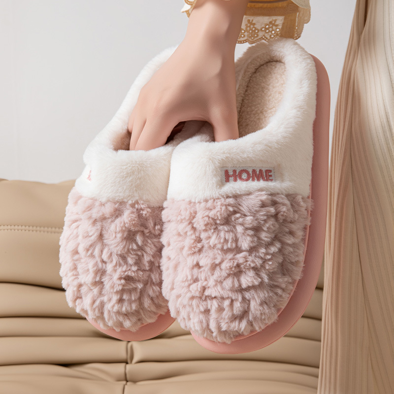 Zapatillas de algodón para hombres y mujeres en otoño y invierno se pueden usar en el exterior para el hogar interior antideslizante con una base gruesa y cálida.