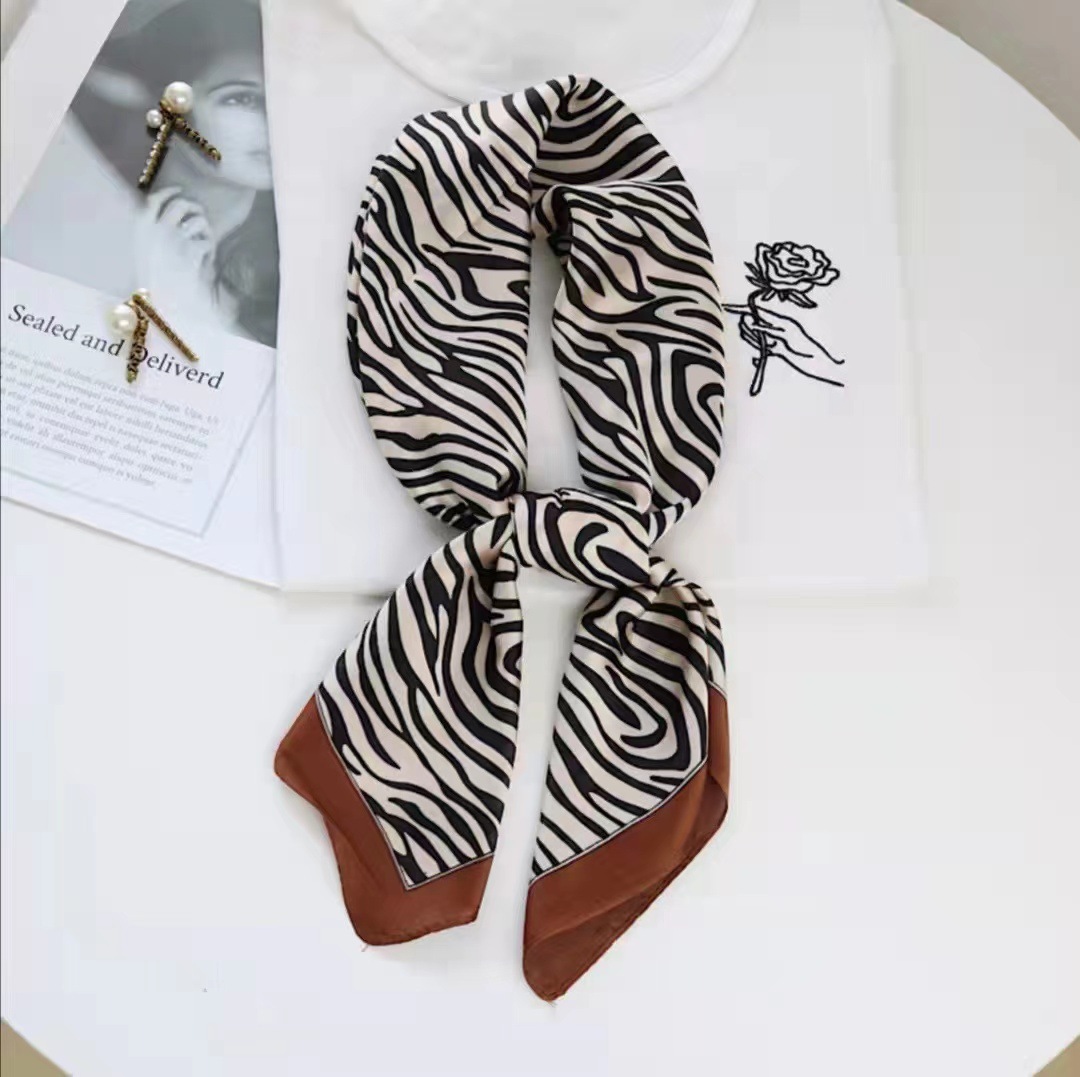 Verano nuevos productos de moda versátil delgado regalo bufandas de seda 70 bufandas cuadradas bufandas de seda bufandas decorativas bufandas bufandas para la madre al por mayor