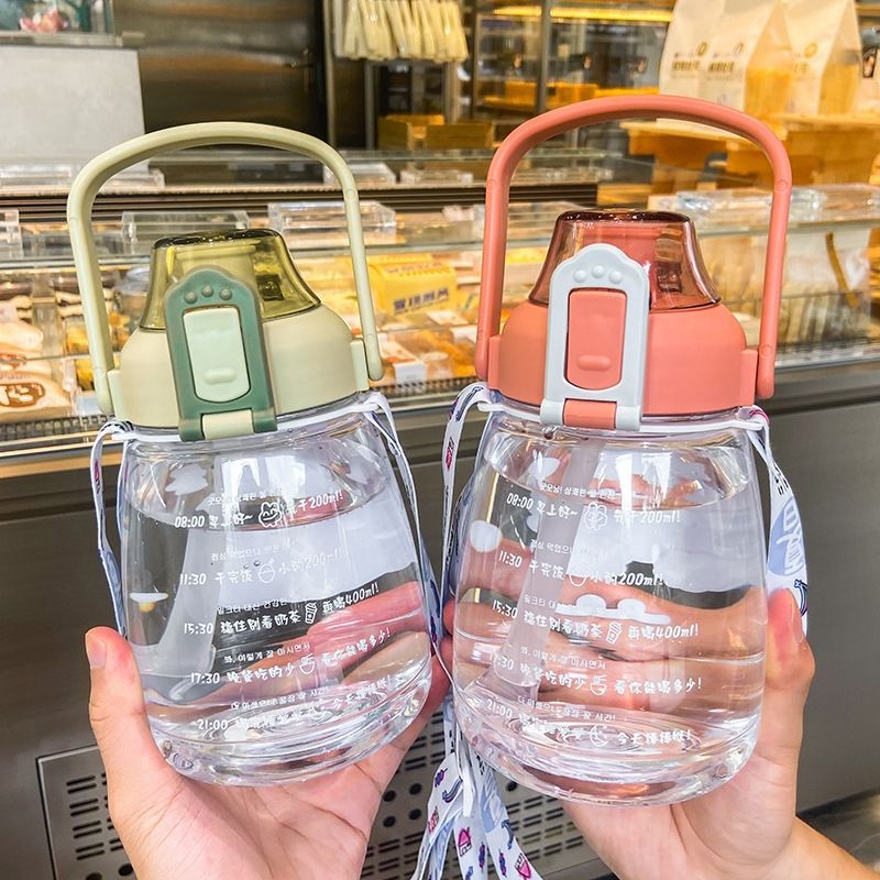 Vasos de plástico populares cuidadosamente seleccionados, botellas de agua de gran capacidad con dibujos animados, botellas de agua anticaída, bonitas y sencillas con pajitas, vasos de gran capacidad al por mayor.