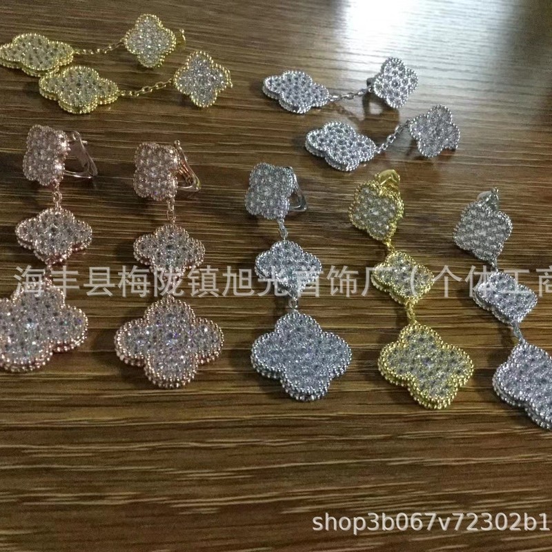 ダイヤモンドがちりばめられた四つ葉のクローバーイヤリング、3つの花のイヤリング、高品質の電気メッキの厚いゴールド、女性用の多用途でシンプルなイヤリング|undefined