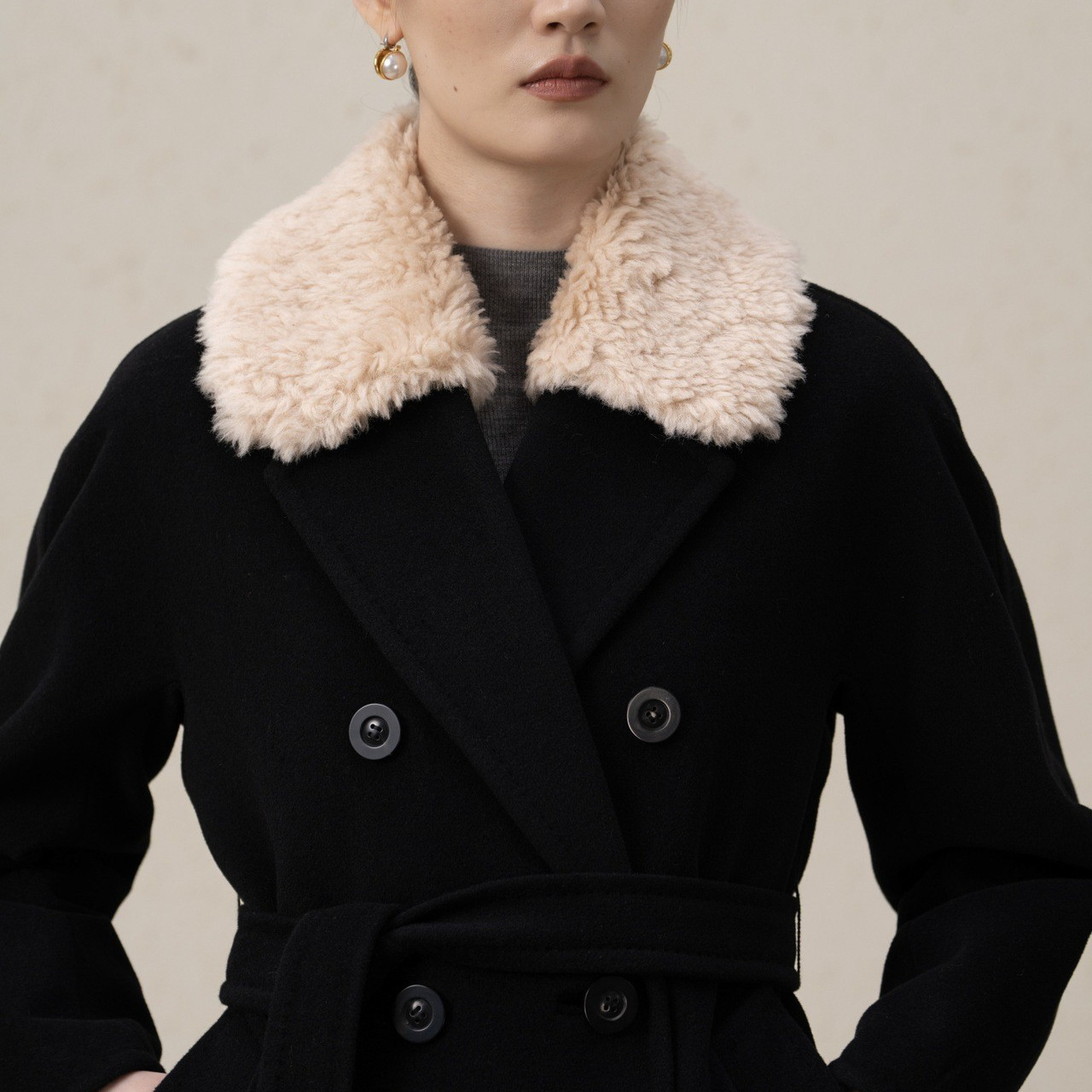 "블랙 PLUS 버전 ""살구색 모피 칼라가 있는 빈바 큐프로 실크""."