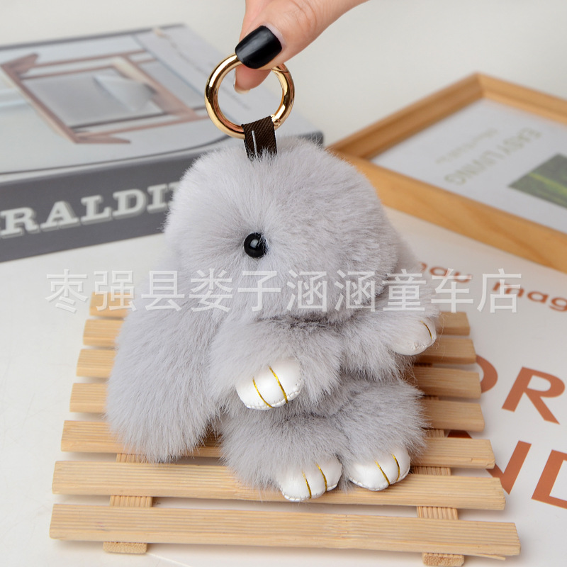 萌えウサギは死んだウサギのストラップを装っています。