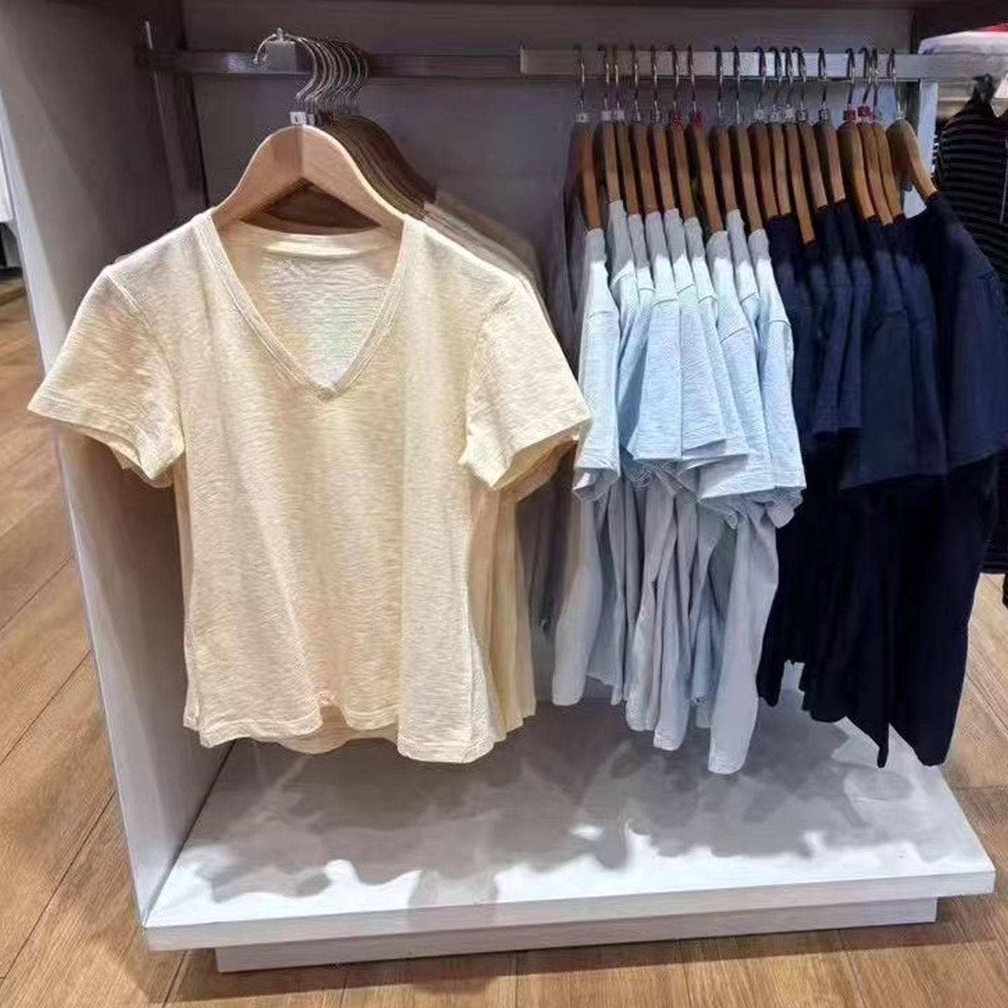 High-Quality Goods from the Channel: Women's Spring/Summer New Bamboo Yarn V-Neck T-Shirt, Short-Sleeve Cotton White T-Shirt, Base Shirt 483460