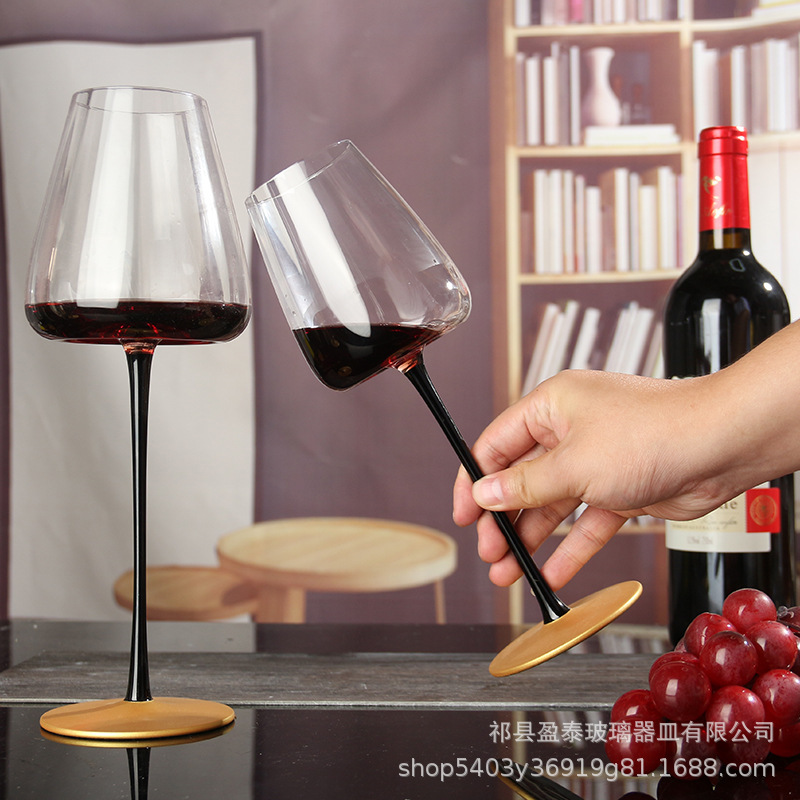 Taza de vino de borgoña moderna simple, taza de vino de estómago grande, vidrio de cristal de lujo ligero, barra negra, fondo de oro, taza de pie alto