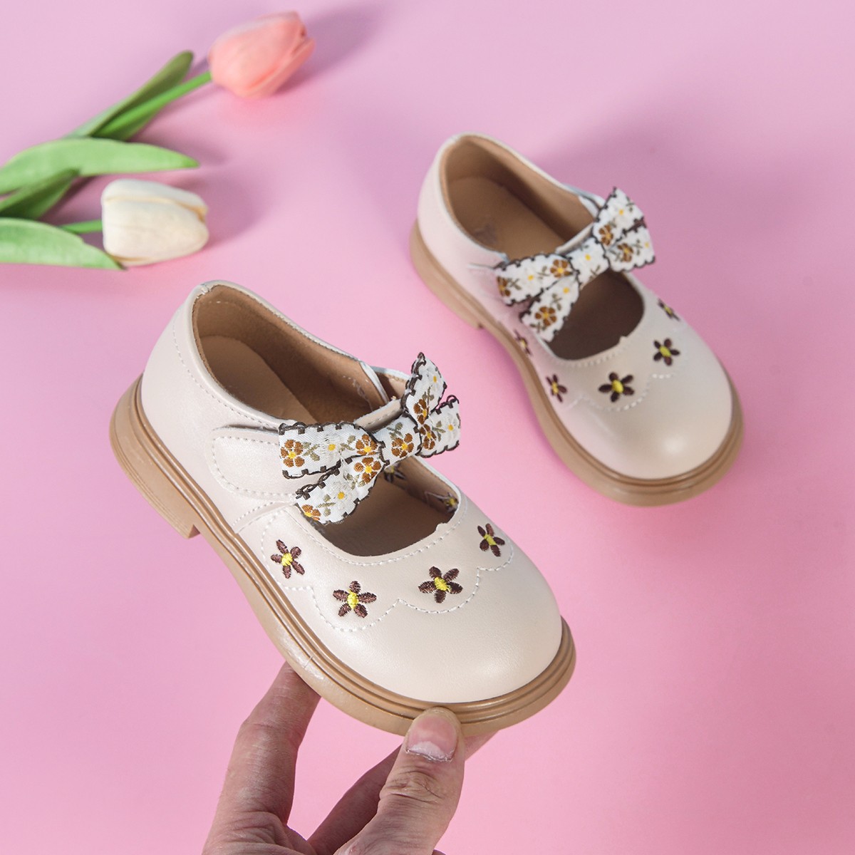Zapatos de princesa para niñas primavera y otoño nuevos zapatos de cuero para niños bordados con arco zapatos de bebé universal zapatos de niños al por mayor image 2