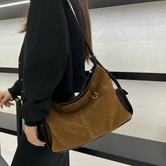大容量包女2025新款时尚真皮磨砂牛皮拼接水桶单肩斜挎包链条装饰