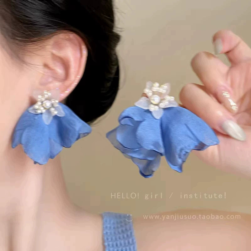 2026 viento falso sensación de atmósfera super inmortal pendientes de flores de malla temperamento suave de chiffon para mujeres pendientes