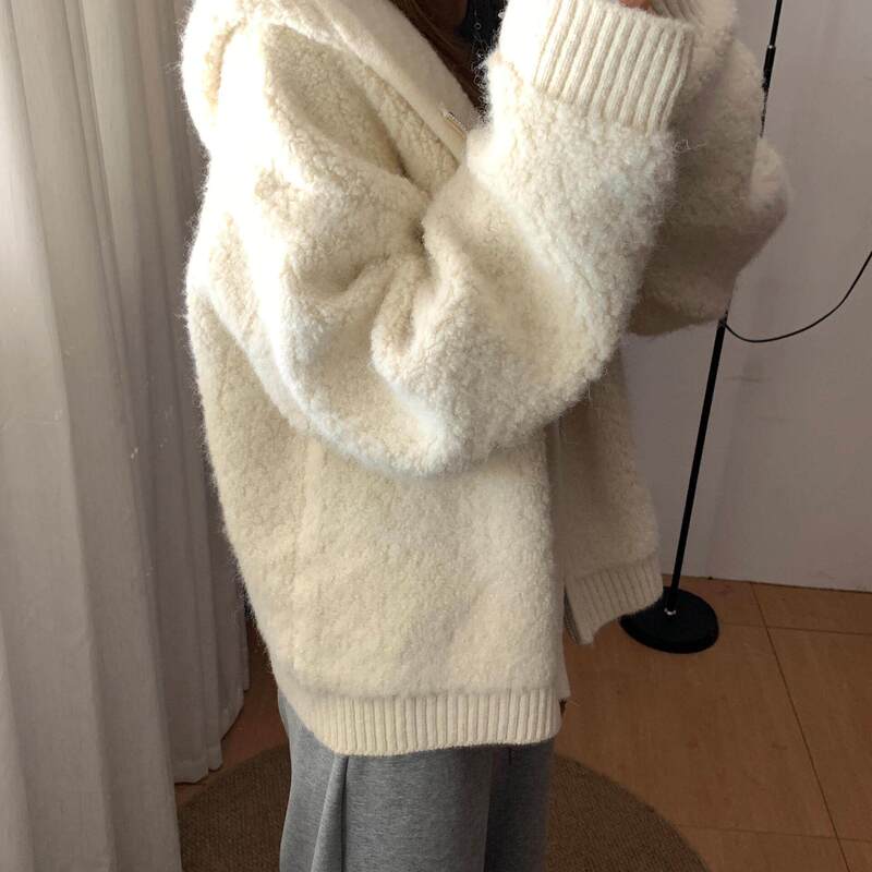 Xia Yayan presents a heavyweight 800g lamb wool hooded jacket for women, featuring a relaxed, casual style and a cozy, fluffy knit cardigan with a zipper