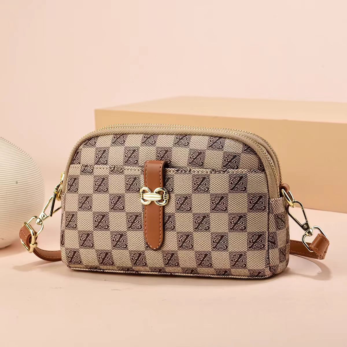 Bolsos de fábrica para mujer 2025 primavera y verano nuevo bolso cuadrado pequeño de mensajero de un solo hombro fresco y dulce estilo explosivo al por mayor