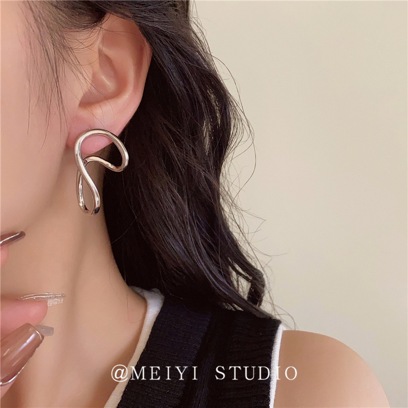 High-end French Retro Metal Twisted Earrings Niche Design Personality Exaggerated Fashionable Cold Wind Explosive Earrings