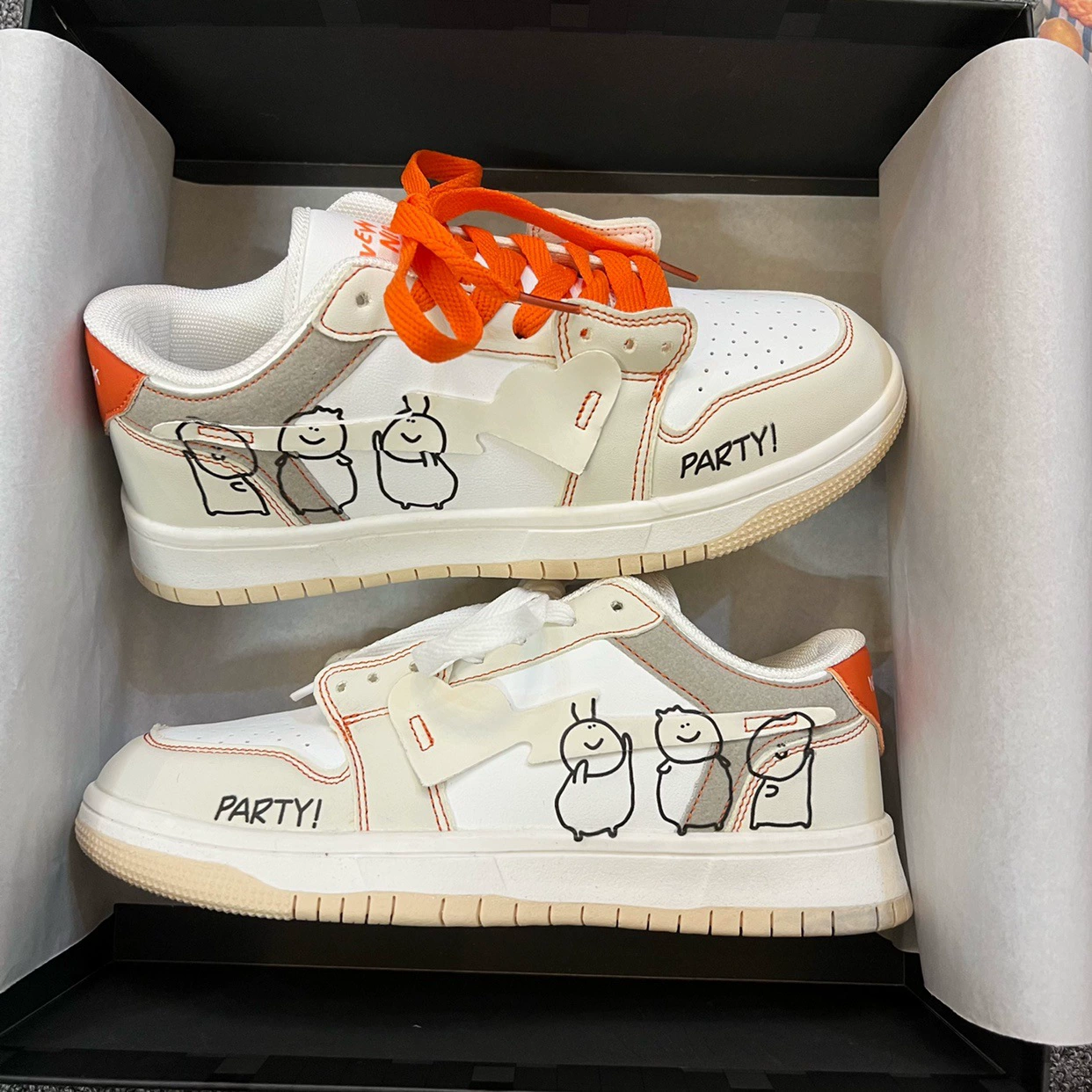 Supply of wild INS wind graffiti niche sports shoes female Korean version of street trend plate shoes campus Harajuku student shoes