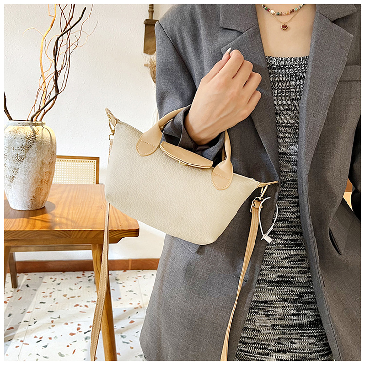 The new 2024 autumn/winter collection of handbags featuring a niche soft skin dumpling bag, color-blocking and patchwork single-shoulder bag, crossbody bag and commuter women's bag undefined