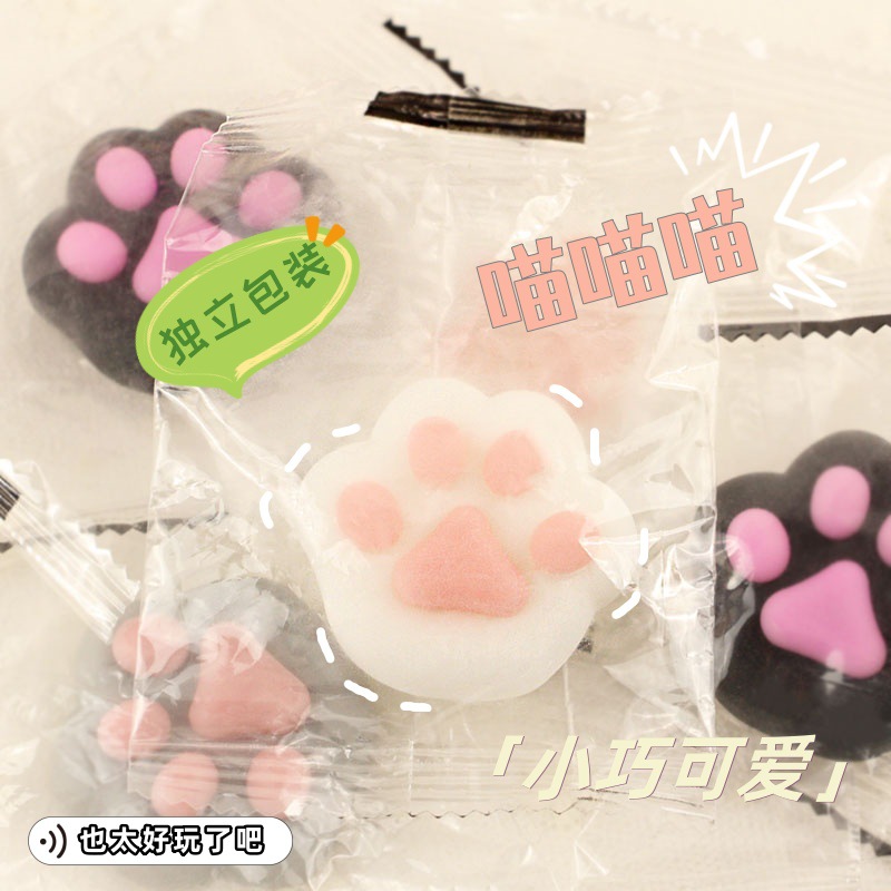 Las garras de gato súper lindas y suaves amasan el corazón de la niña encantadora q toca la bola de animales para descomprimir y desahogarse juguetes pequeños