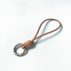 手作りの本革のひもの車の鍵は装飾品を掛けます。