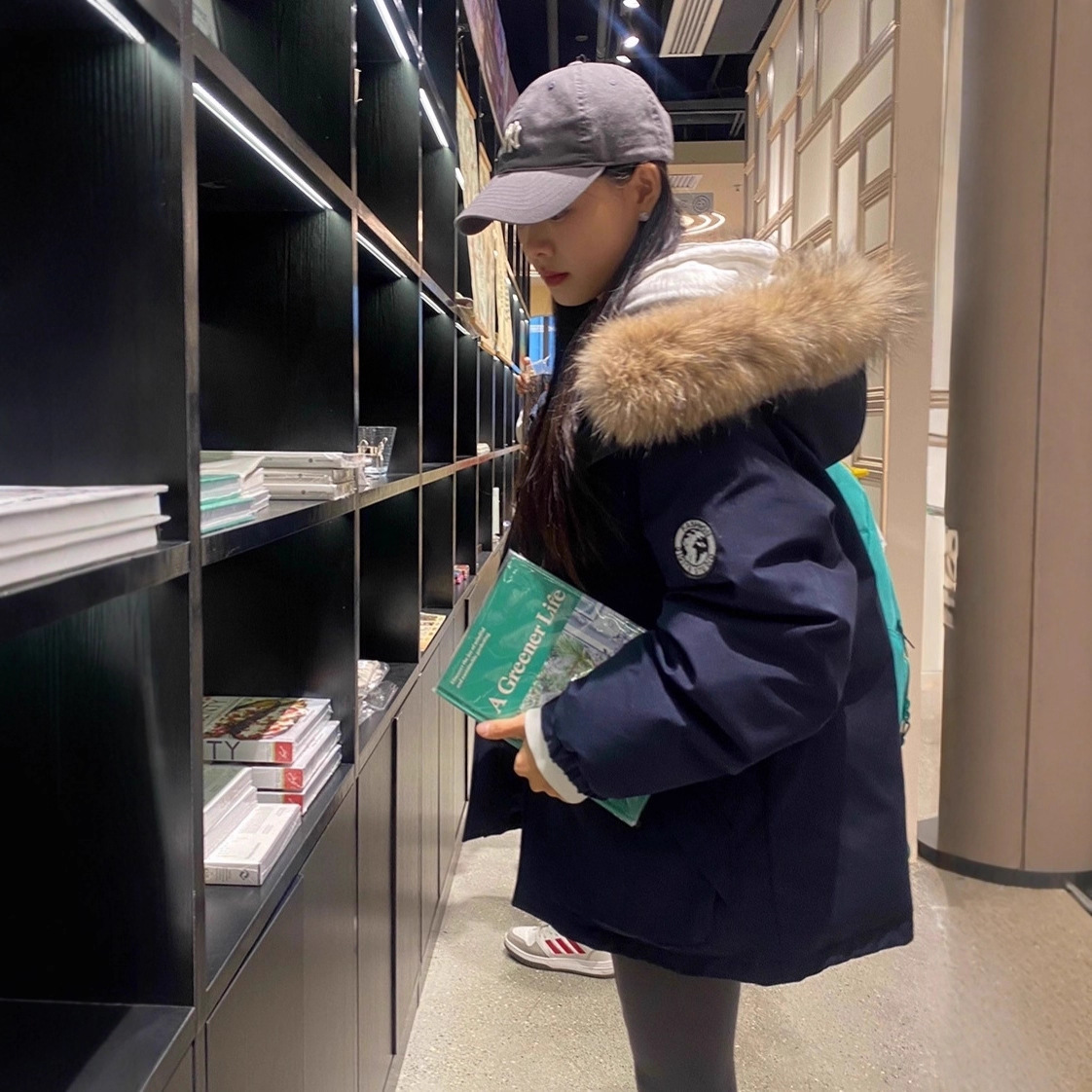 Pinghu 여성 다운 재킷 여성 짧은 겨울 2025 새로운 스타일 작은 두꺼운 90 화이트 오리 다운 파카 작업복