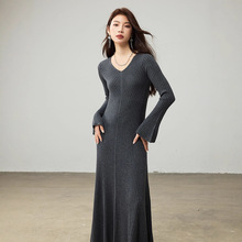 法式气质坑条v领羊毛针织连衣裙女长裙2025新款女秋收腰长袖裙子