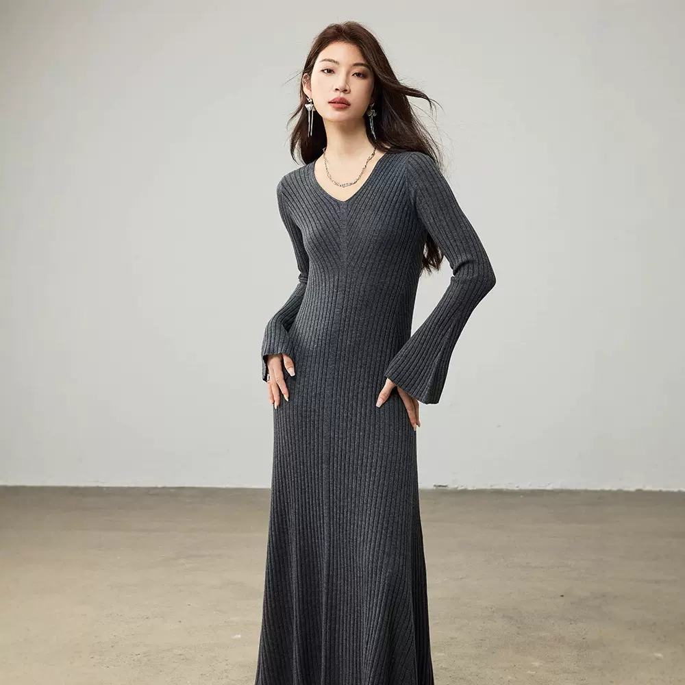 法式气质坑条v领羊毛针织连衣裙女长裙2025新款女秋收腰长袖裙子