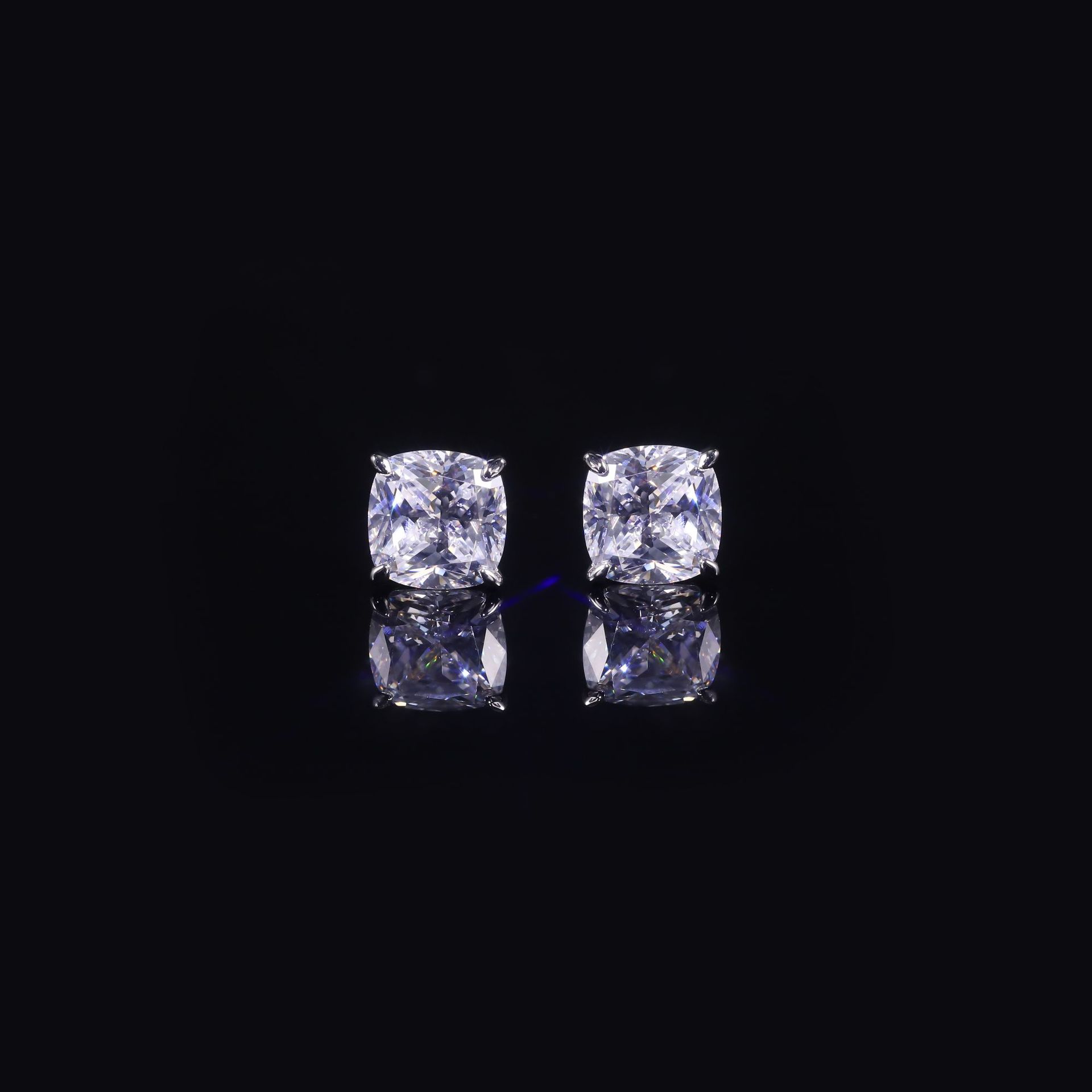 2캐럿 모이사나이트 스터드 귀걸이 6.5mm