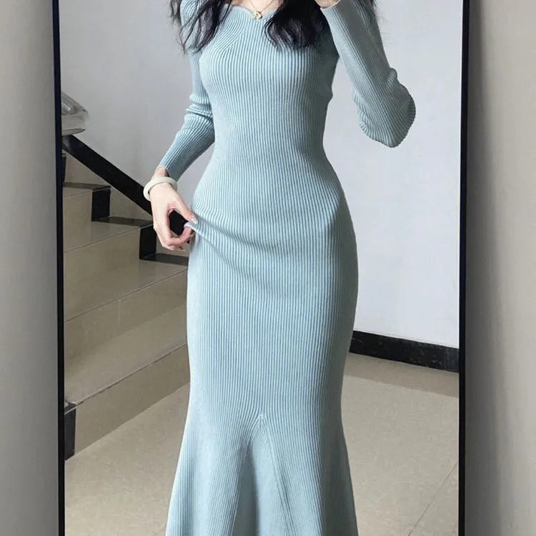 青い魚の尾のニットのワンピースの女性の秋冬の冬の中は底を打ってヒップのスカートを包んで身を修めて腰の長いスカートを収めます。|undefined