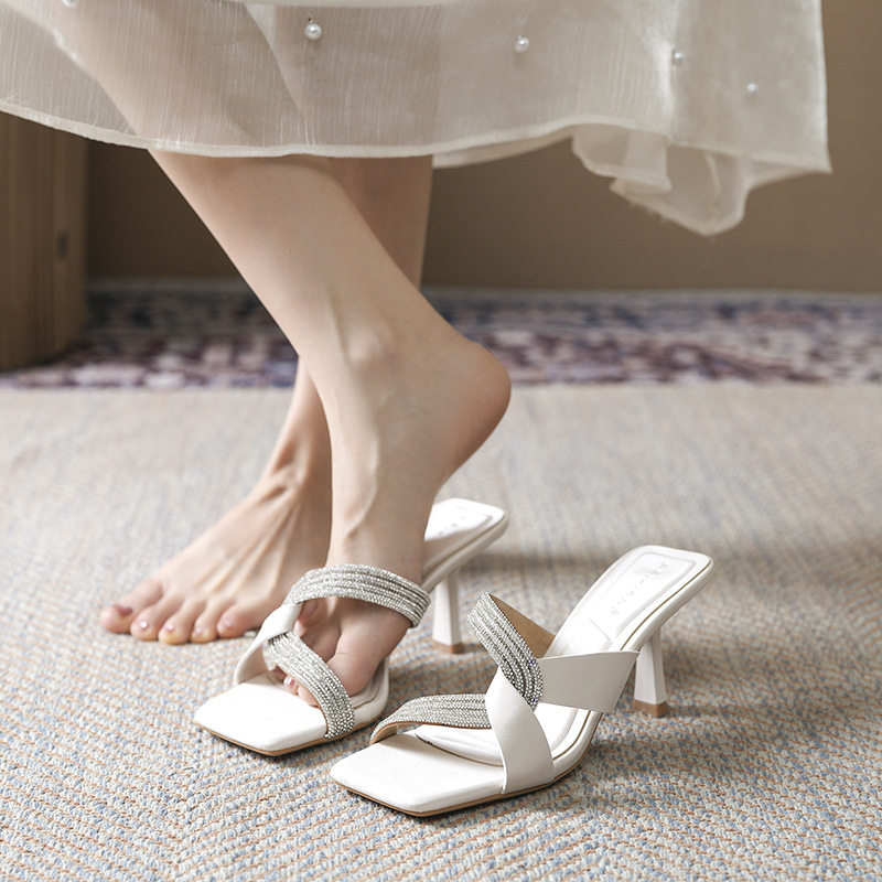 Dép sandal nữ quai ngang mũi vuông hở ngón đính đá hình rắn, gót cao 6–8 cm — Màu bạc, Màu hồng nhạt, Màu trắng ngà