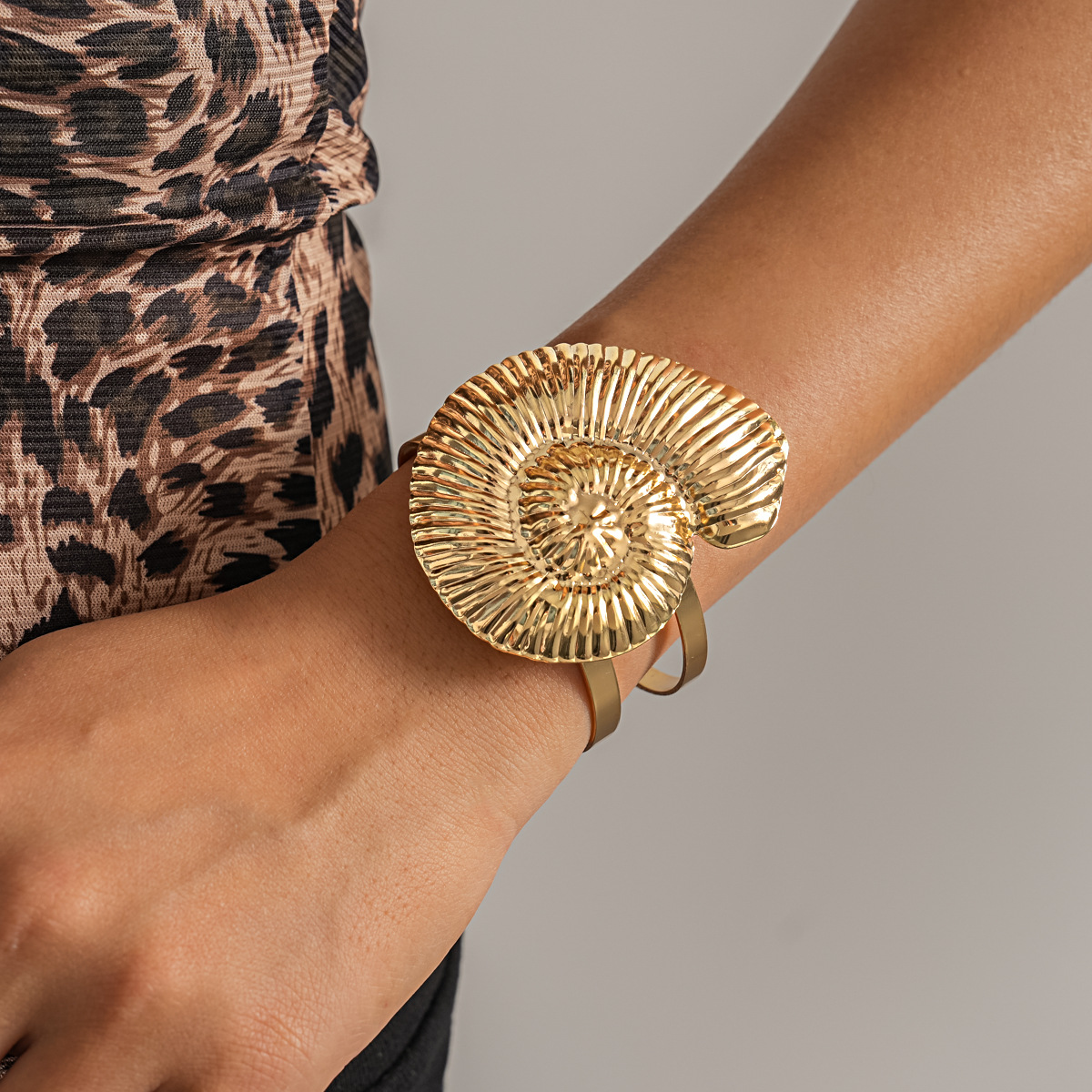 Europa y Estados Unidos metal plegado retorcido pulsera caracoles de moda transfronteriza creativa pulsera nicho alta sensación exagerada joyas image 4