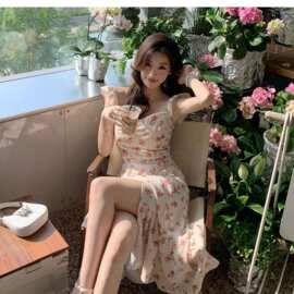 三亚海边度假仙女沙滩裙法式绝美高级感小飞袖方领碎花连衣裙女夏