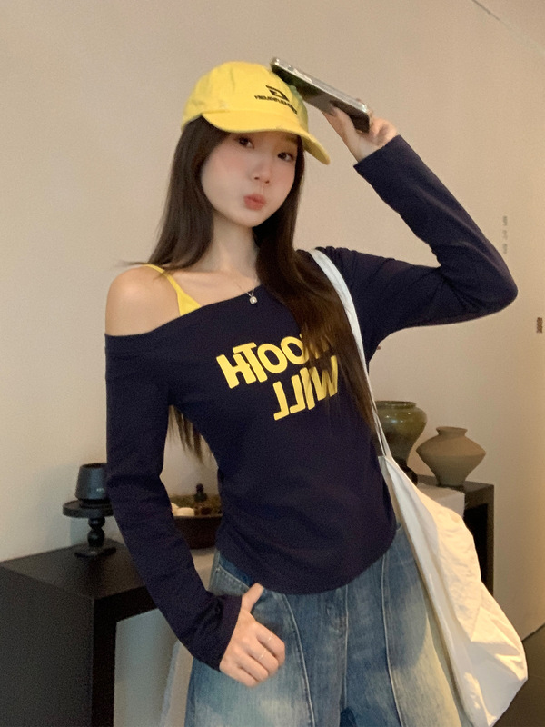 斜肩露肩字母印花长袖T恤女2025早秋新款褶皱修身设计感肩带上衣|undefined