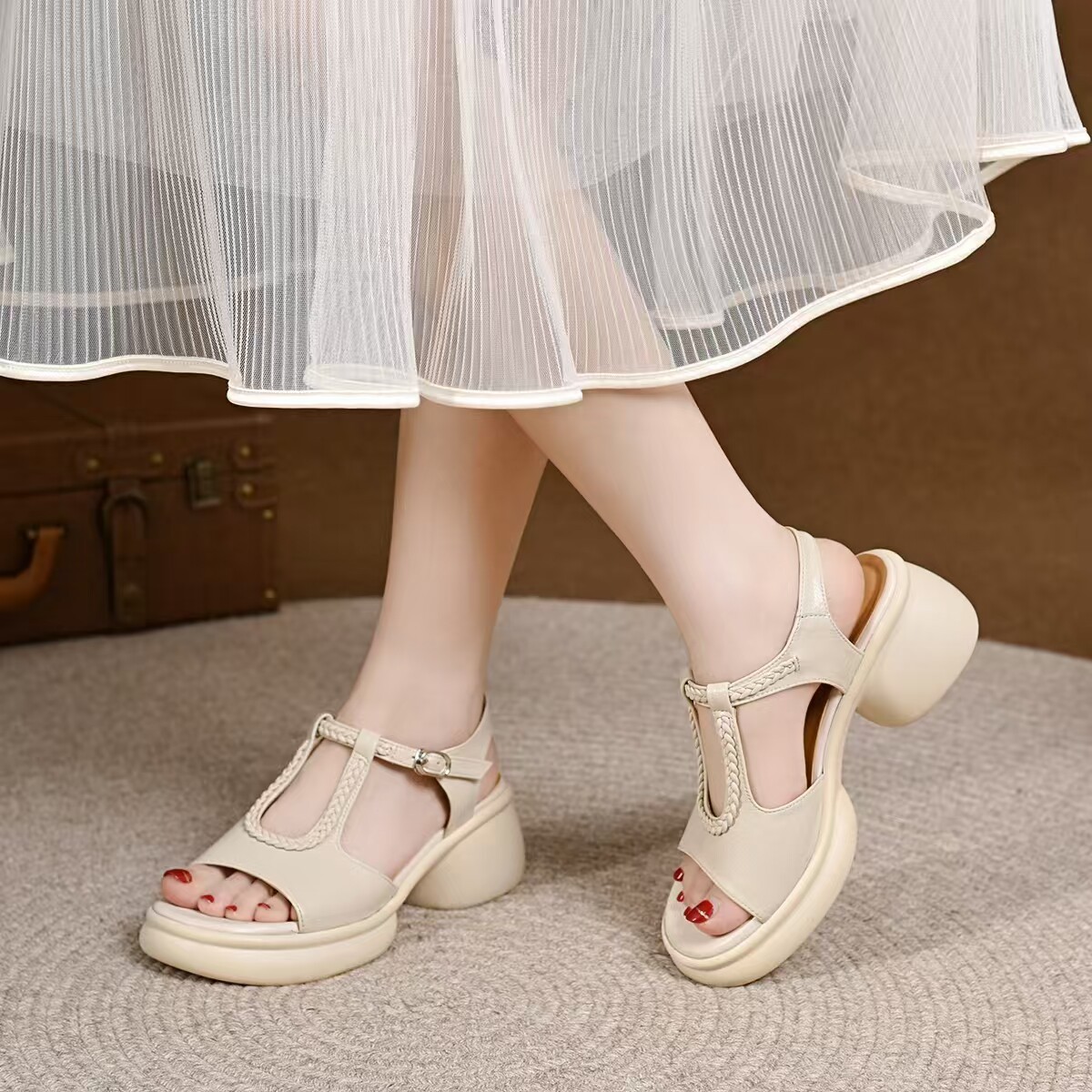 Sandal nữ da thật đế dày gót thô hở mũi chống trượt — màu be chi tiết 4