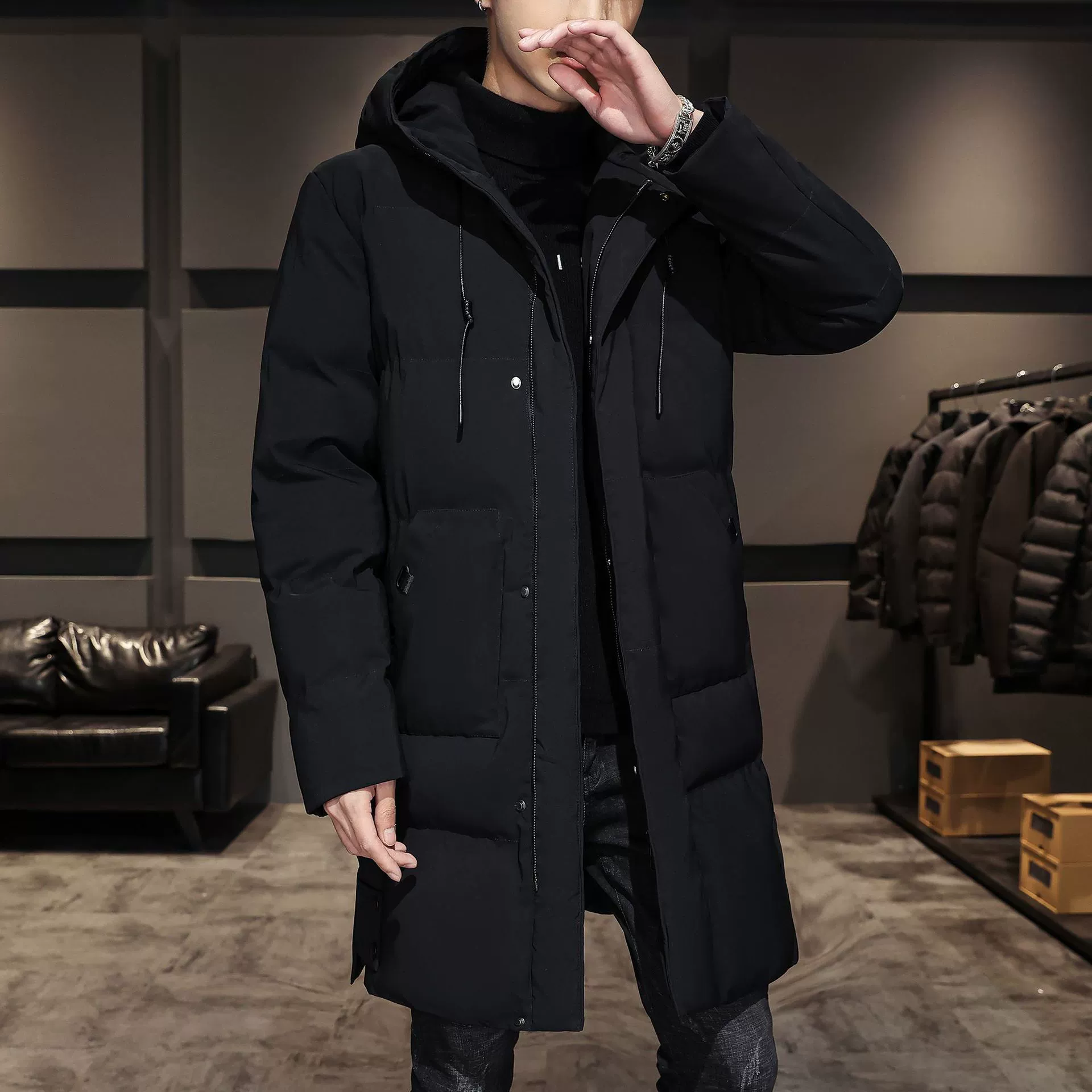 Длинная пуховая куртка, зимний тренд тёплая с капюшоном и пуховым наполнителем, полудлина, повышенная утеплённость