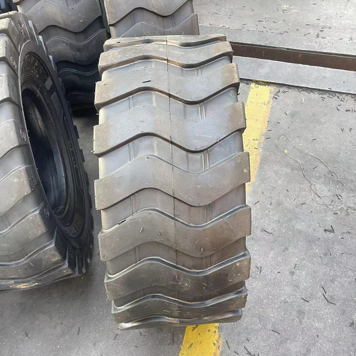 工厂直售装载机轮胎23.5-25工程胎推土机轮胎