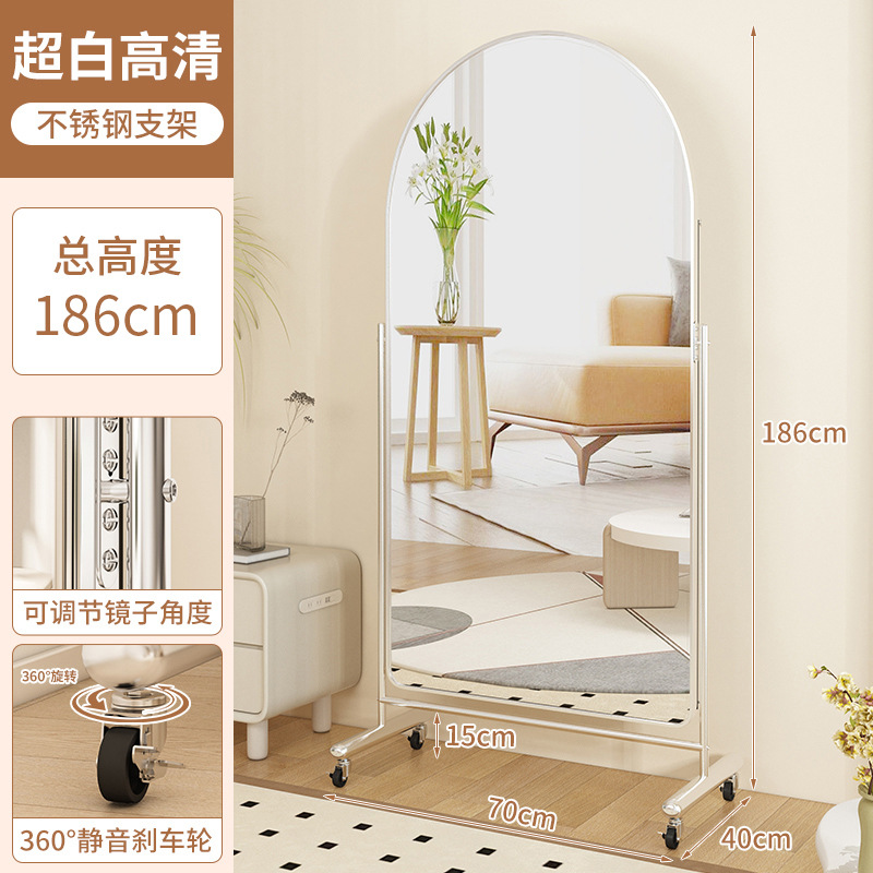 El espejo de cuerpo completo de alta definición se ve alto y delgado. El espejo de piso para el hogar está arqueado.