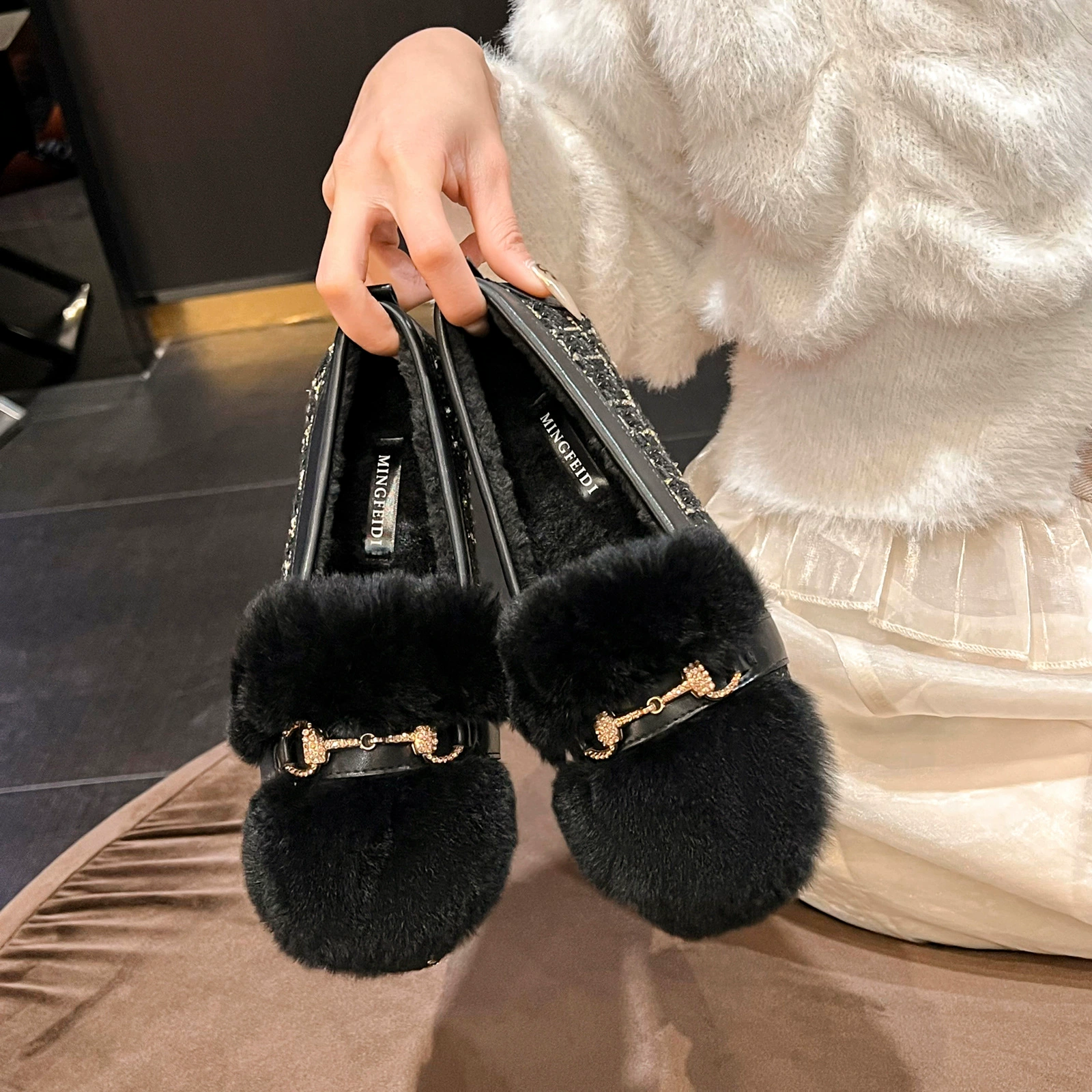 Волосатые туфли женский плоский фон зимой 2024 новые бобовые туфли с бриллиантами плюс мягкая подошва женская обувь большой размер 41-43