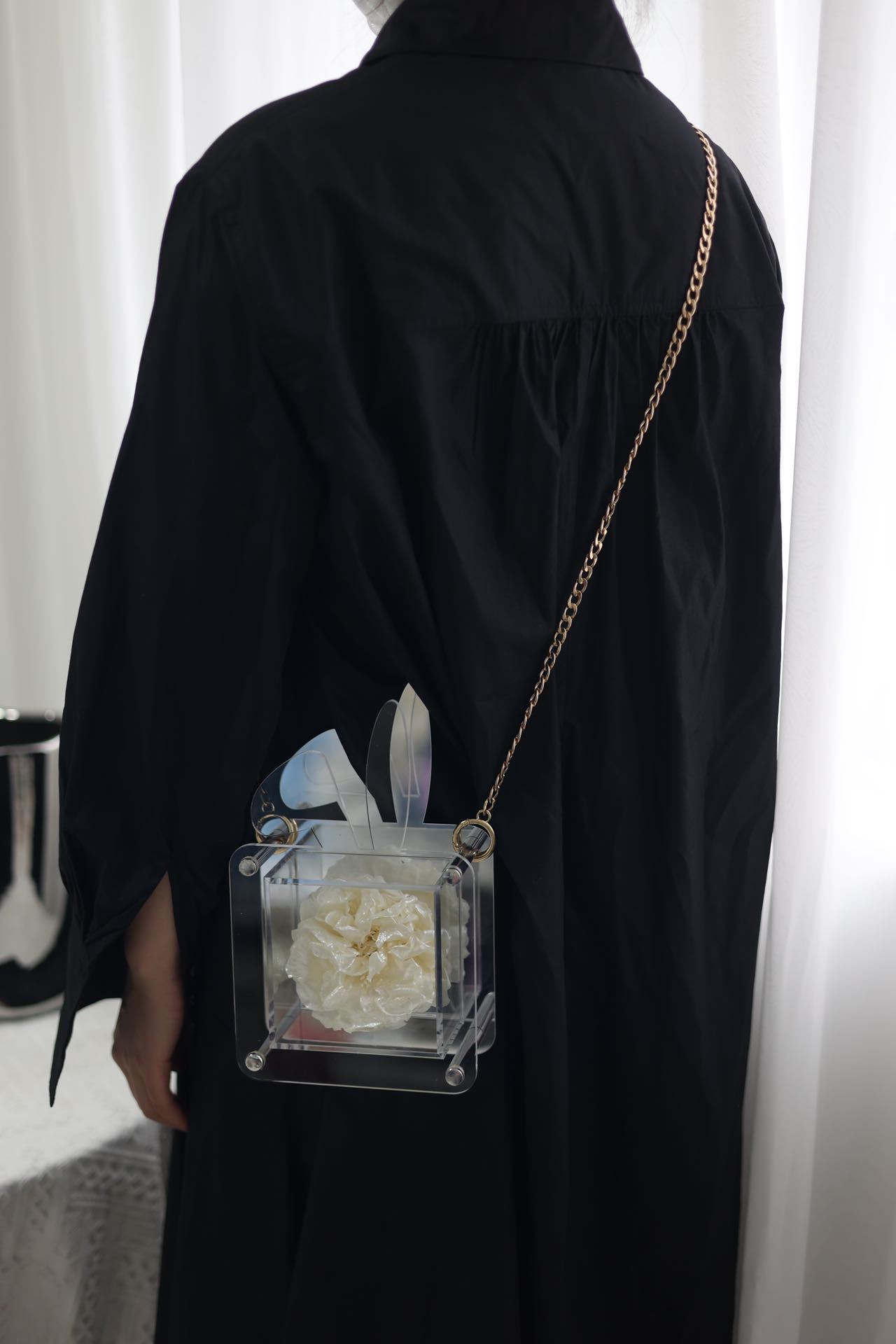 진주 빛 흰 모란