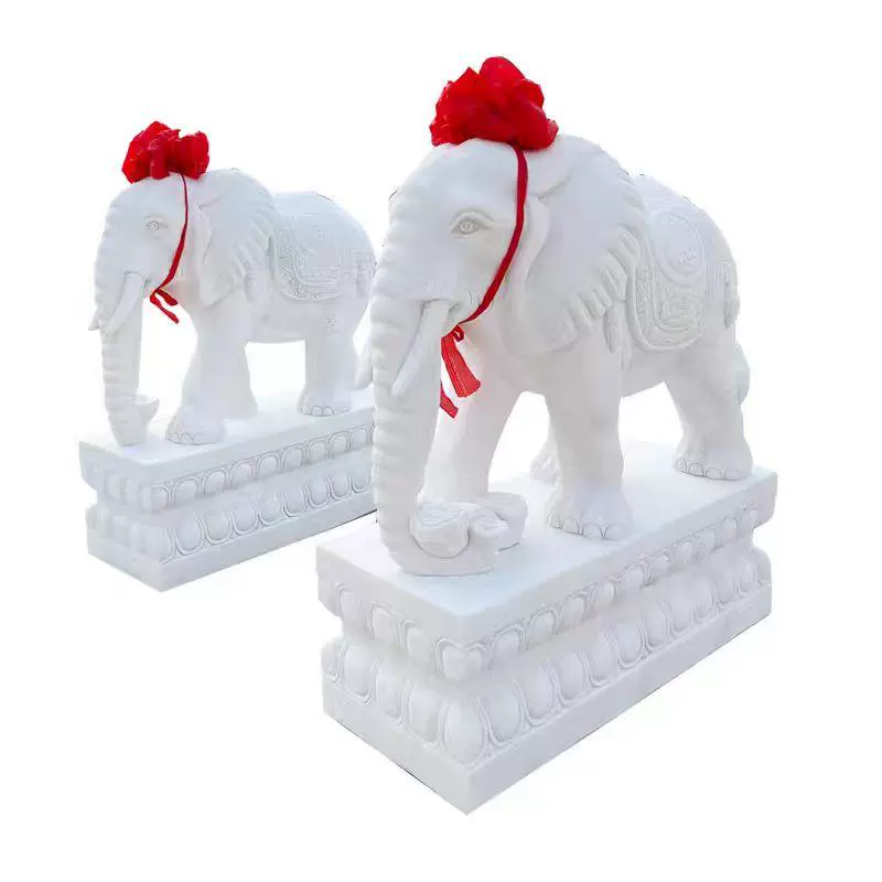 Пара каменных слонов из белого мрамора и синего слона с головой слона у входа во двор виллы