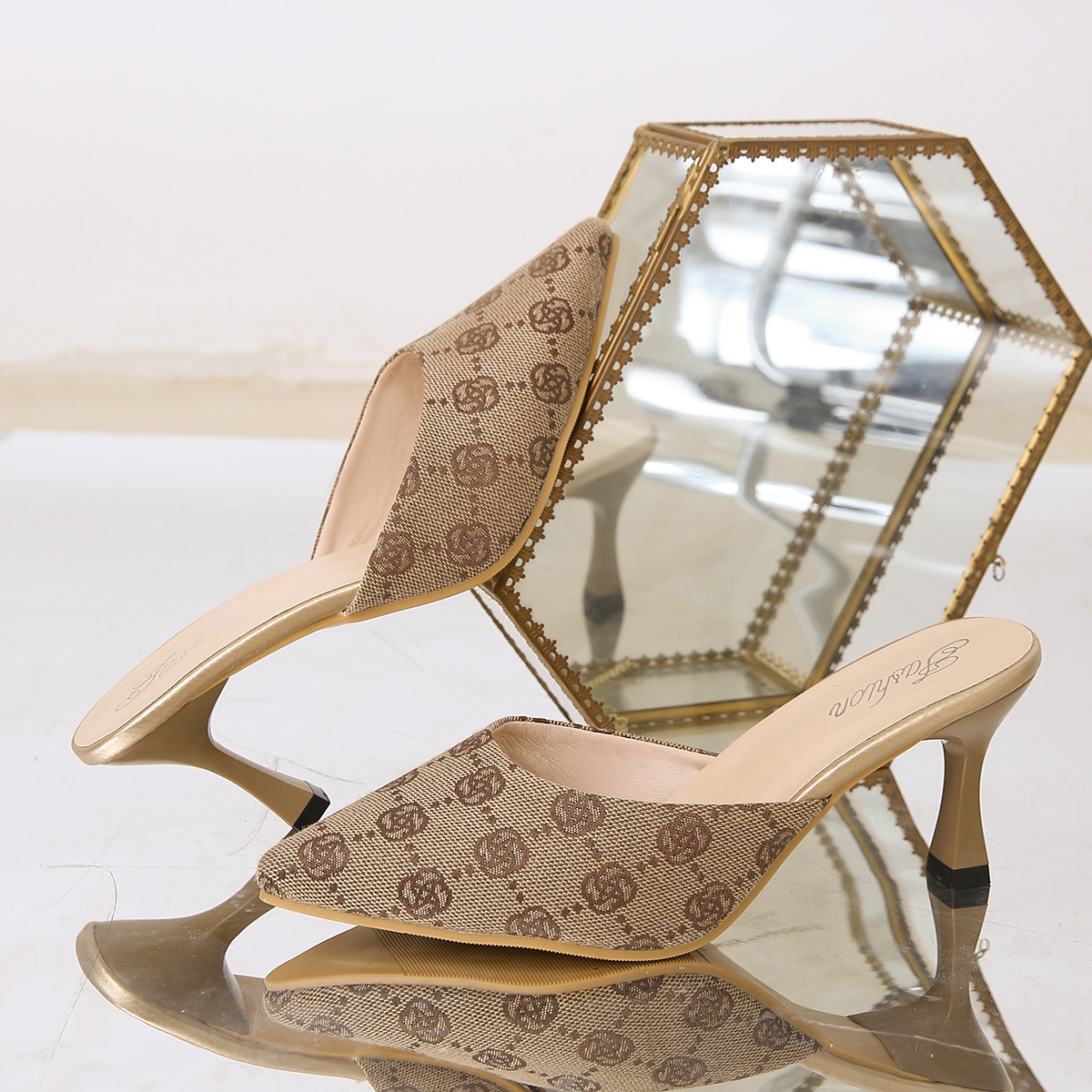 Franse stiletto pantoffels met puntige neus voor dames 2024 nieuwe zomerstijl veelzijdige temperament modieuze teen-teen halve hak één-lijn pantoffels_voghion.com