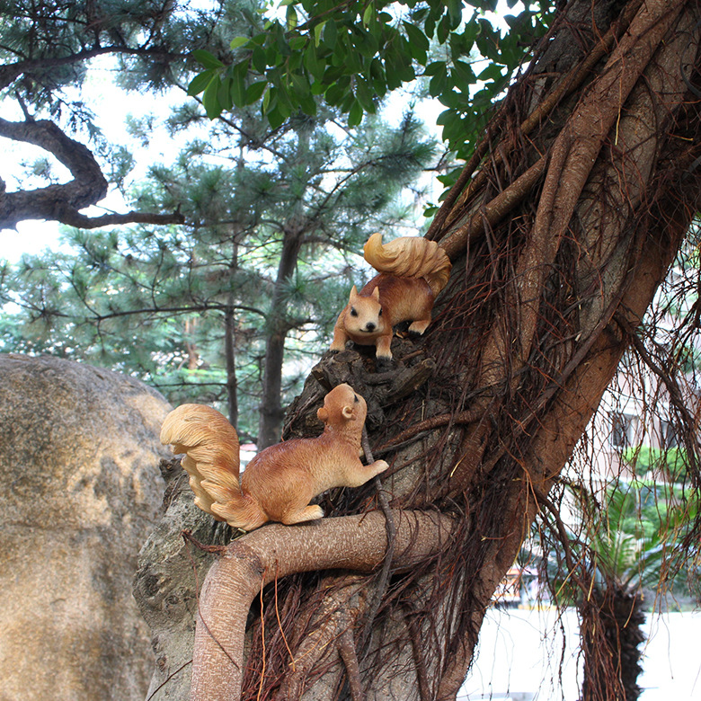 Outdoor Park landscape simulation tree climbing Squirrel ornaments garden villa creative animal sculpture crafts ornaments