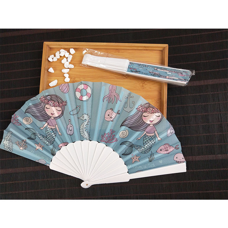 En stock 23cm hueso de plástico fresco ventilador plegable de plástico ventilador de una sola cara coloridas escamas de pescado