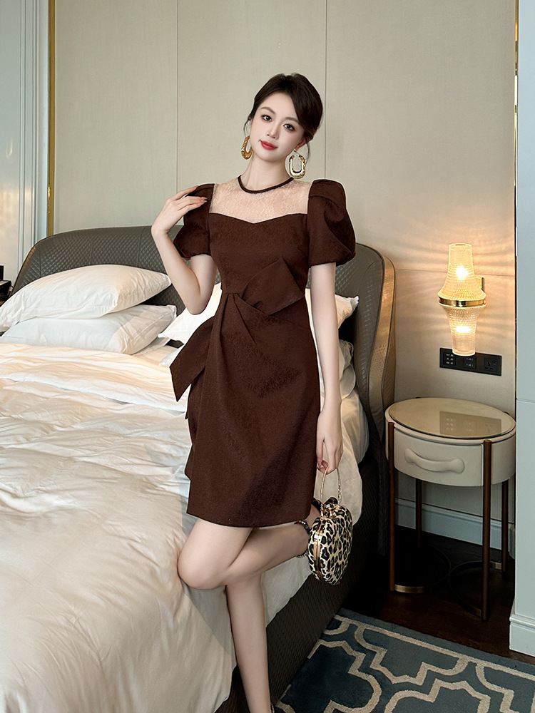 Đầm nữ kiểu Pháp cổ tròn tay phồng thắt nơ eo viền bèo — Màu Hạt Dẻ xào đường