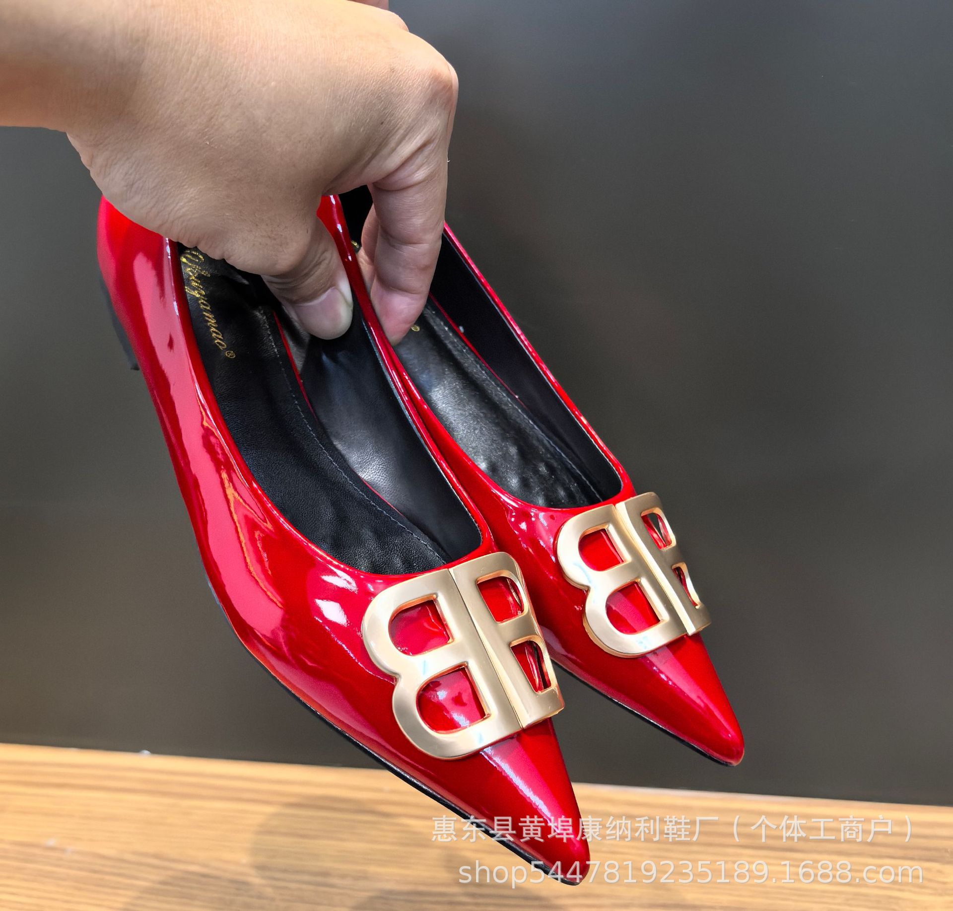 레드 페이턴트 가죽